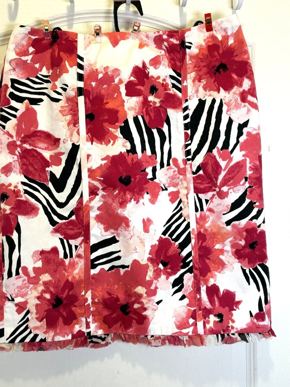 WHITE HOUSE BLACK MARKET: floral Skirt Size 2